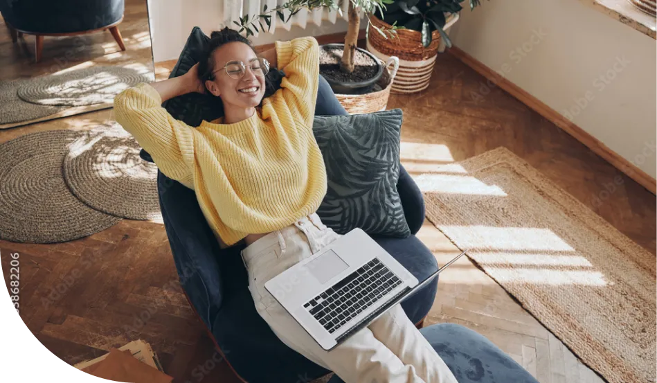 Kobieta leżąca na fotelu z rękami za głową