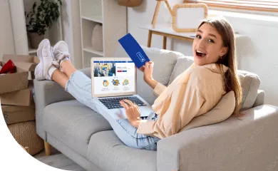 Kobieta siedzaca na kanapie z laptopem